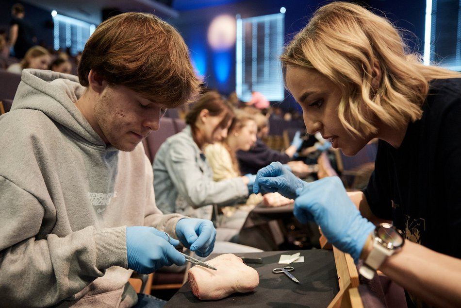 Łódź. Rekordowy UMED! W Łodzi pobito rekord Polski w jednoczesnym szyciu chirurgicznym
