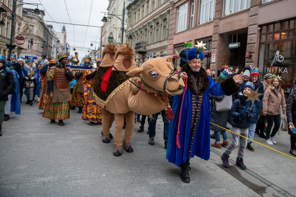 Orszak Trzech Króli w Łodzi. Tłumy łodzian świętowały w kolorowym pochodzie [ZDJĘCIA]