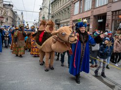 Orszak Trzech Króli w Łodzi. Tłumy łodzian świętowały w kolorowym pochodzie [ZDJĘCIA]