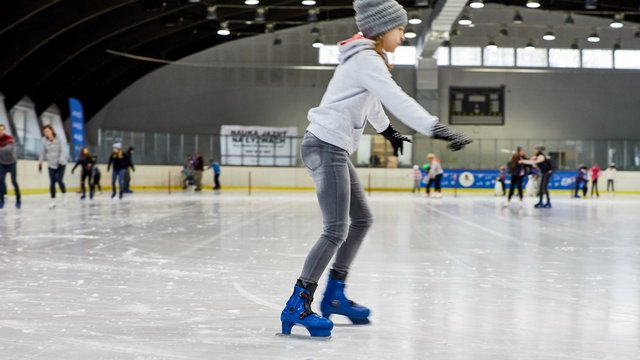 Безкоштовні уроки катання на ковзанах Bombonierka. Не тільки для дітей!