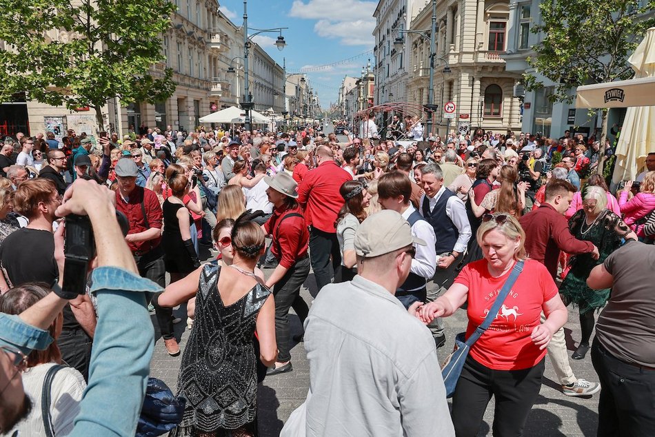 Łódź. Swingowy Spacer po Piotrkowskiej. Najbardziej roztańczona parada w Łodzi! Byłeś?