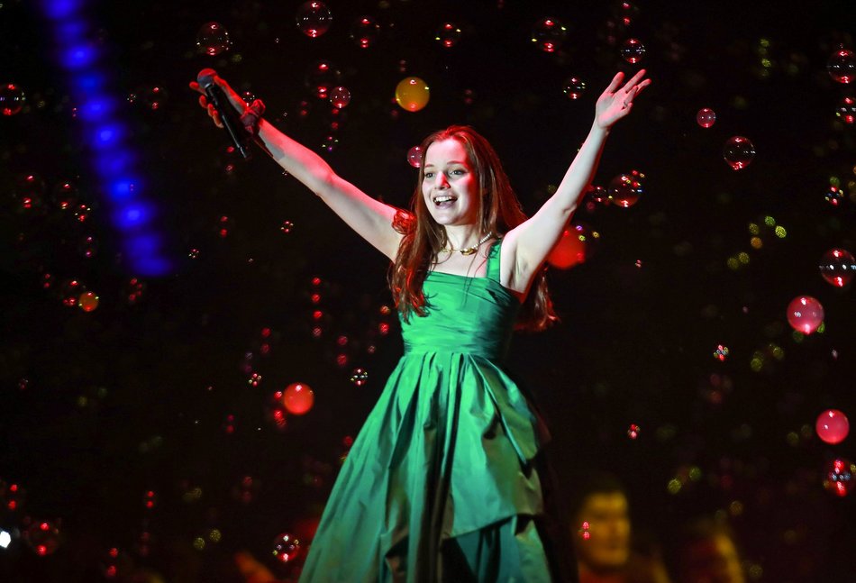 piosenkarka na koncercie