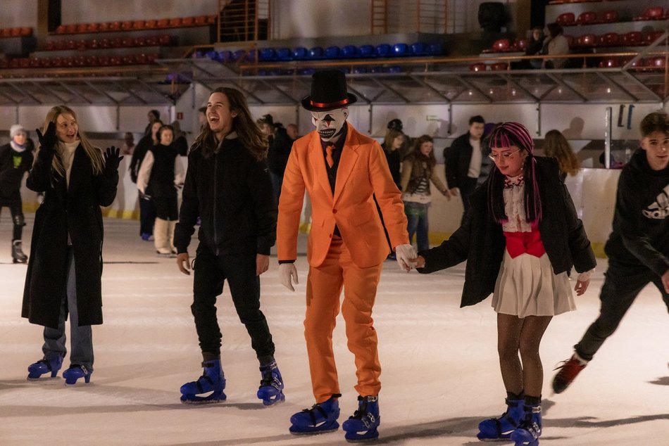 Łódź. Halloween na lodowisku Bombonierka w Łodzi. Królestwo duchów i zjaw na lodzie