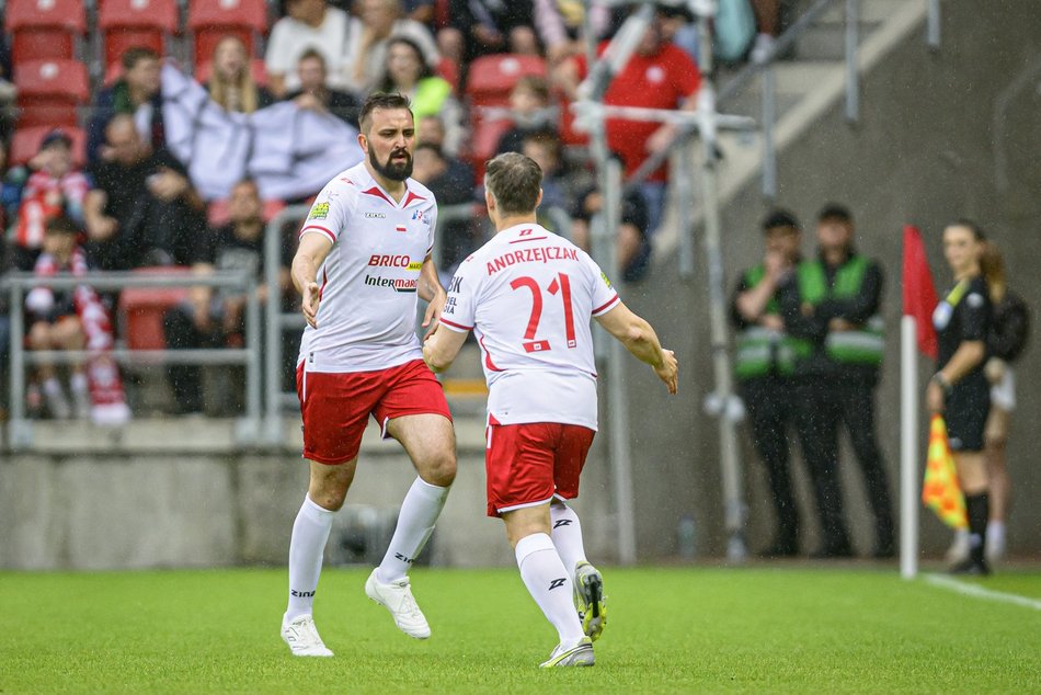 Łódź. Mecz Gwiazd w Łodzi. Na murawie Boniek, Krzynówek, Krychowiak