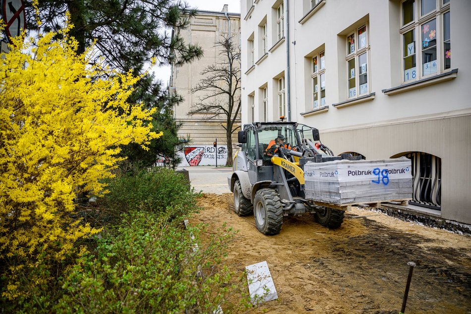 Łódź. Remont Sterlinga. Są już pierwsze chodniki i warstwy asfaltu