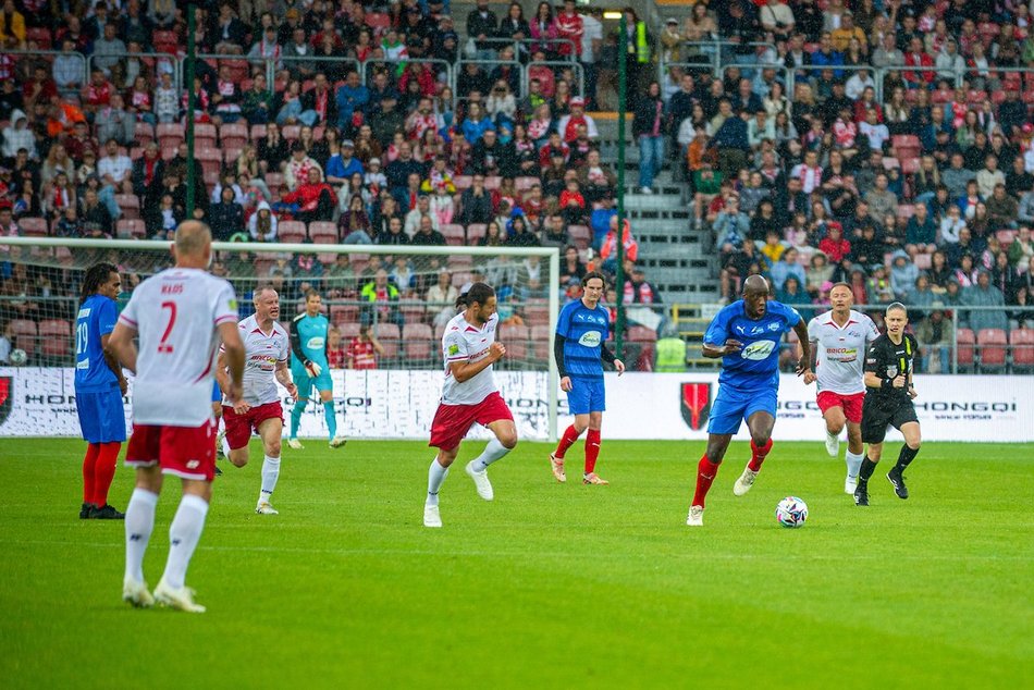 Łódź. Mecz Gwiazd w Łodzi. Na murawie Boniek, Krzynówek, Krychowiak