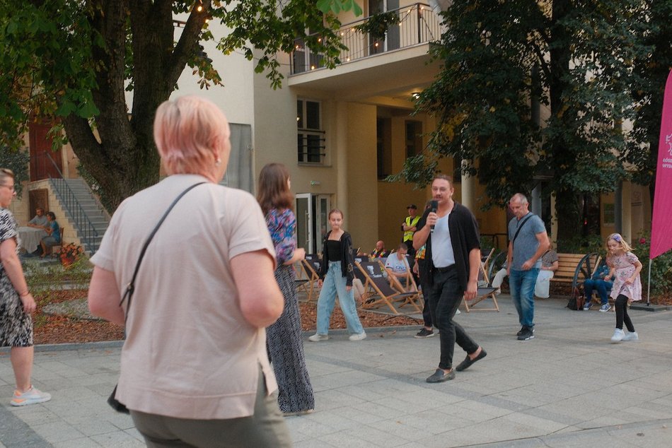 Łódź. Niedzielna potańcówka przy Piotrkowskiej. Tanecznym krokiem w nowy tydzień