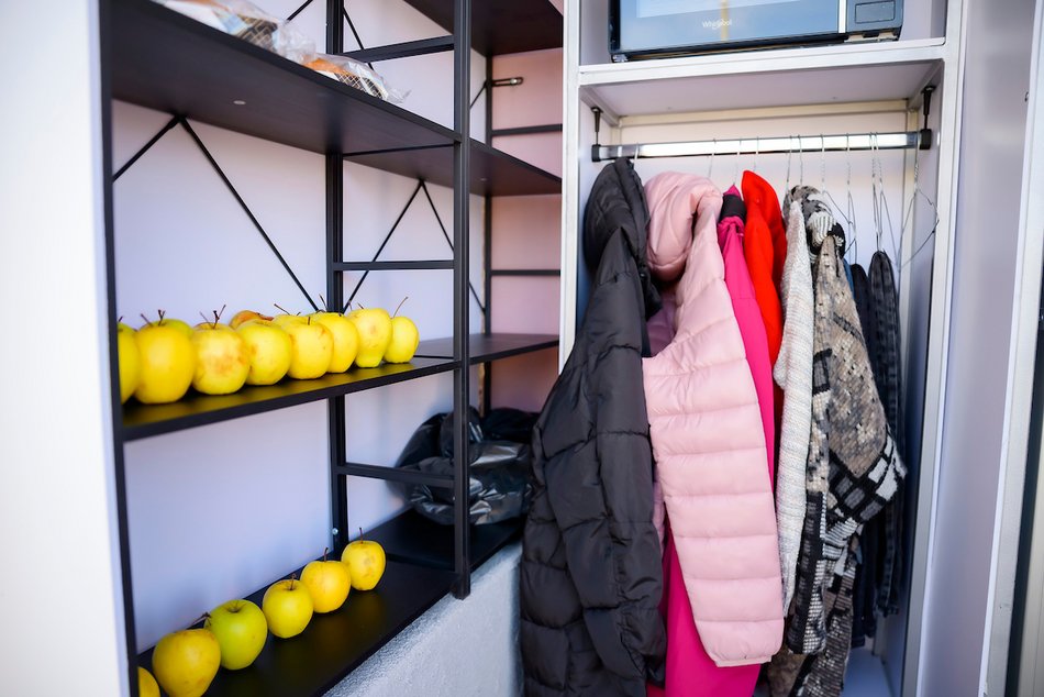 Łódź. Nowa lodówka społeczna w Łodzi. Nie wyrzucaj jedzenia, podziel się!