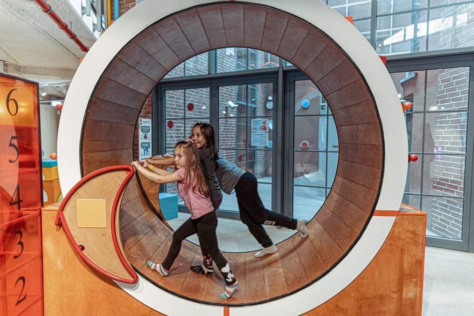 dzieci podczas zabawy