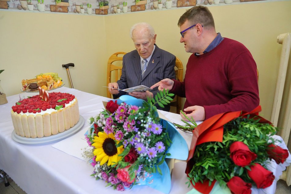 Pan Antoni Kamiński świętuje 100. urodziny w Domu Dziennego Pobytu przy al. 1 maja. Życzymy 200 lat!