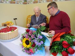 Pan Antoni Kamiński świętuje 100. urodziny w Domu Dziennego Pobytu przy al. 1 maja. Życzymy 200 lat!