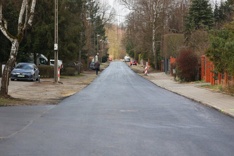 OSP Łagiewniki z nowym wozem strażackim i drogą prowadzącą do jednostki