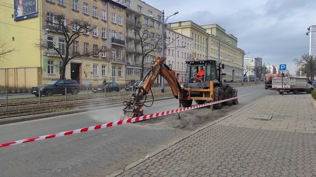 Remonty dróg w Łodzi. Drogowcy wypełniają ubytki na Kościuszki [ZDJĘCIA]