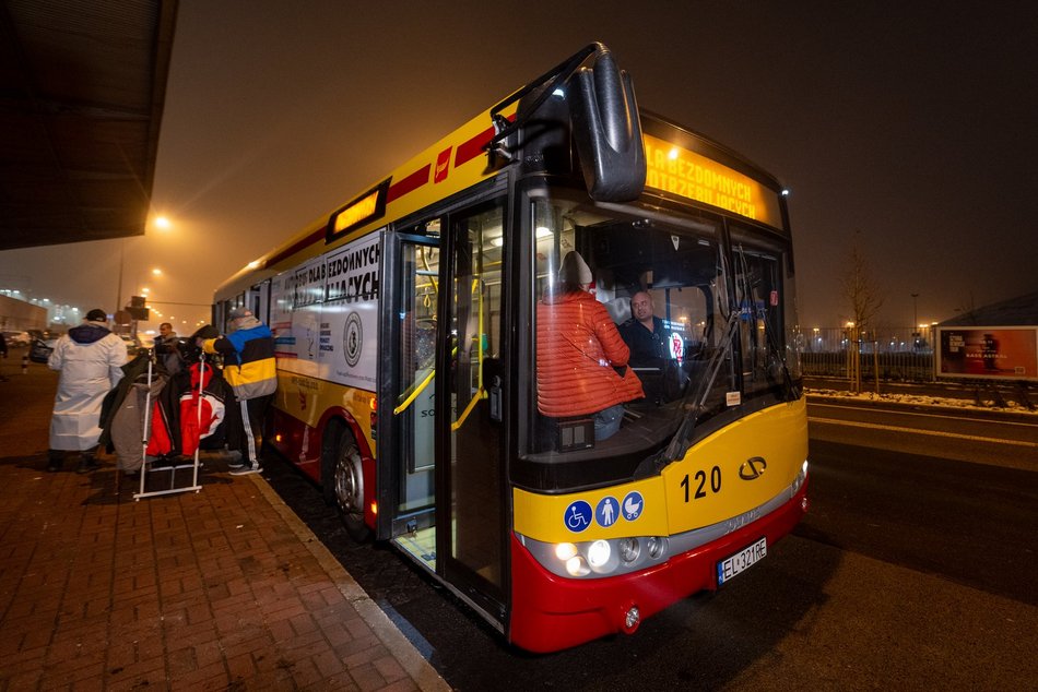 Łódź. Autobus dla osób w kryzysie bezdomności w Łodzi wyruszył w trasę
