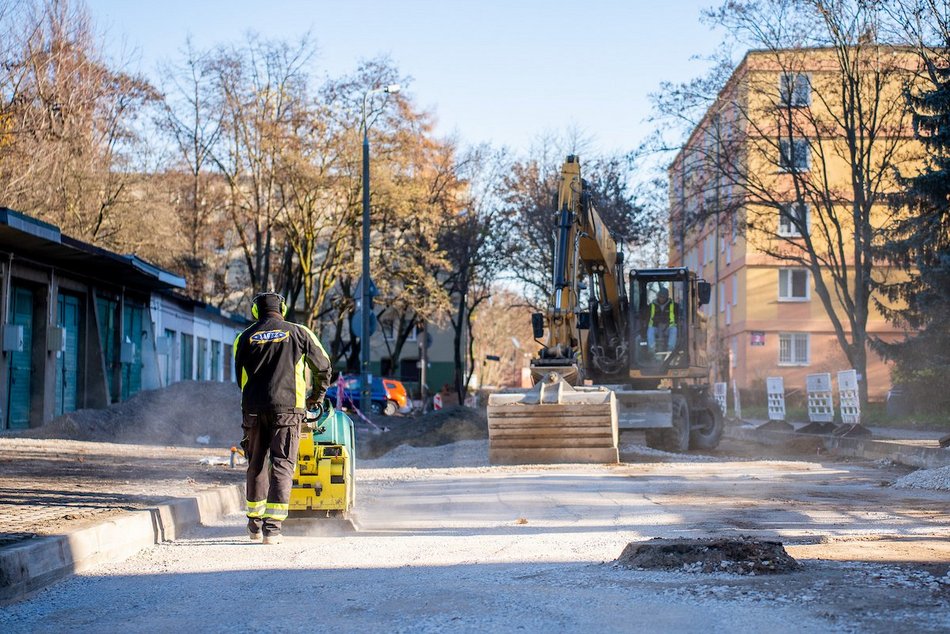 Łódź. Remont Gandhiego w Łodzi. Chodnik gotowy, trwa układanie nowej podbudowy