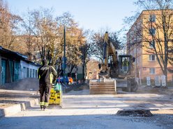 Łódź. Remont Gandhiego w Łodzi. Chodnik gotowy, trwa układanie nowej podbudowy