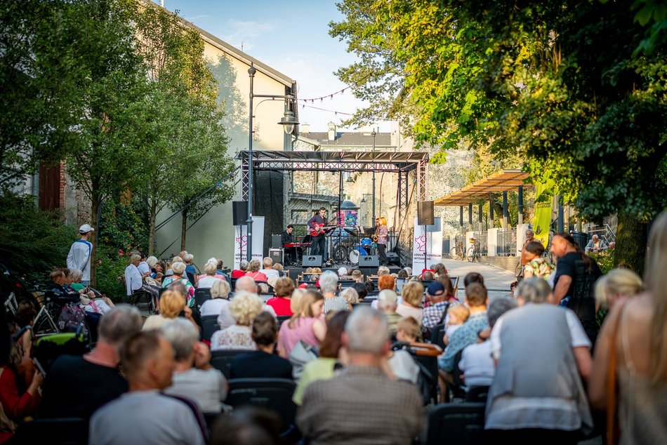 Łódź. Jazzowe Wtorki w Łodzi. Youth Jazz Band wystąpił w Pasażu Róży