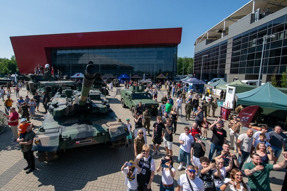 Wielka parada przed meczem Gortat Team vs NATO. Celebryci, żołnierze i sprzęt wojskowy