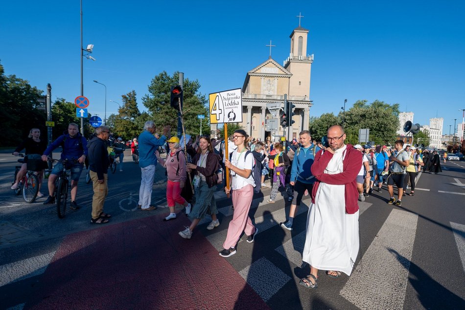 Łódź. Ruszyła 100. Piesza Pielgrzymka Łódzka na Jasną Górę. Maszeruje ponad 200 pątników!