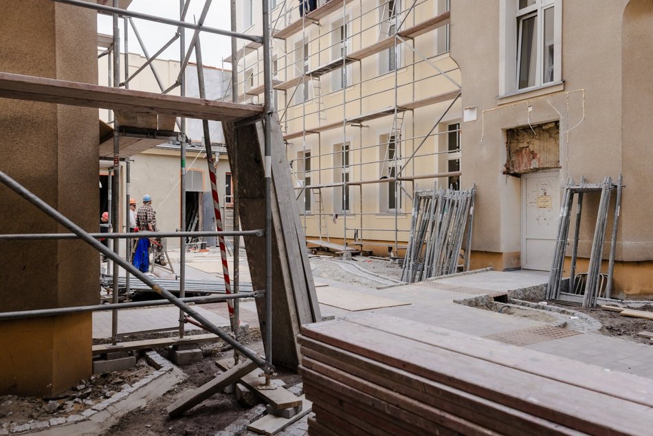 Łódź. Rewitalizacja podwórka przy Traugutta w Łodzi. Zielony ogród zamiast betonu