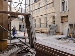 Łódź. Rewitalizacja podwórka przy Traugutta w Łodzi. Zielony ogród zamiast betonu