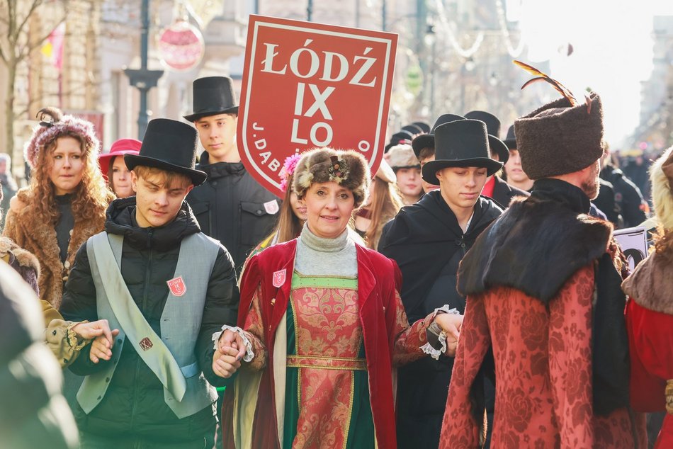 Łódź. Polonez dla Łodzi. Tłumy maturzystów zatańczyły na Piotrkowskiej. Razem z nimi łodzianie!