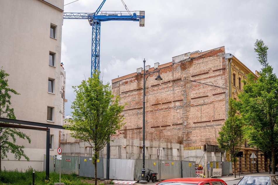 Łódź. Odbudowa zawalonej kamienicy w przy ul. Rewolucji 31 w Łodzi