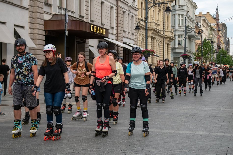 Łódź. Nightskating Łódź za nami. Rolkarze znów opanowali Piotrkowską