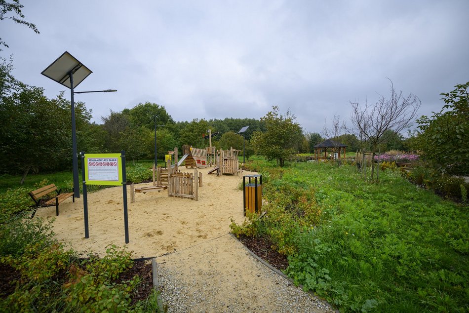 Odkryj nowy plac zabaw na Złotnie w Łodzi. Powstał w stylu naturalnych bawialni