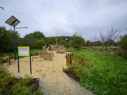 Odkryj nowy plac zabaw na Złotnie w Łodzi. Powstał w stylu naturalnych bawialni
