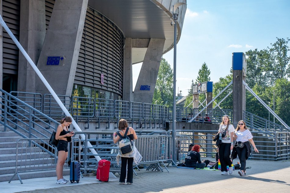 Tłumy fanek Louisa Tomlinsona przed Atlas Areną