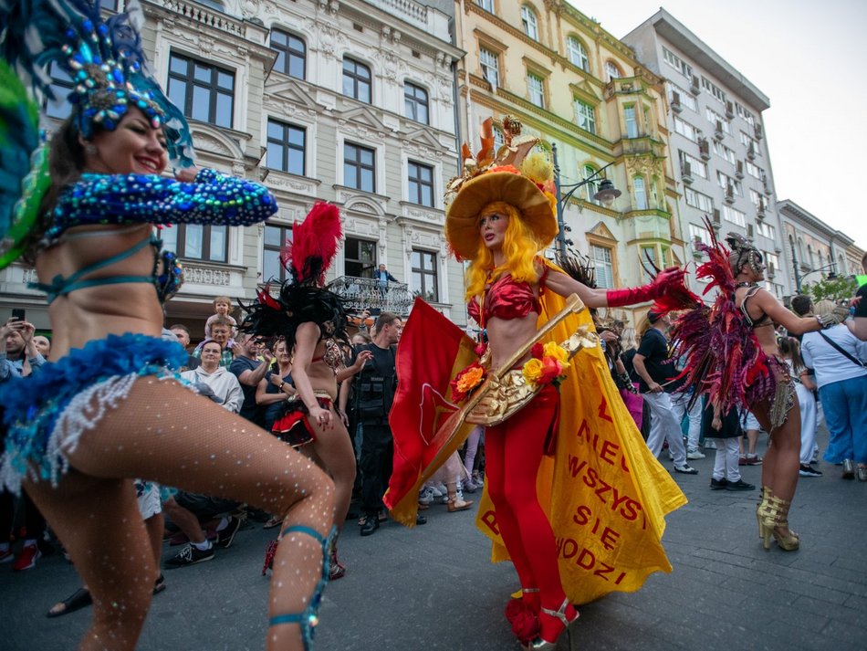 ludzie tańczący sambę na ulicy