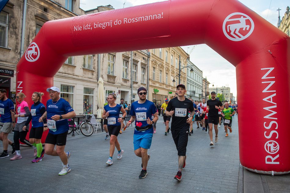 Łódź. Bieg Ulicą Piotrkowską Rossmann Run 2025 wystartował! Walka o życiowe rekordy