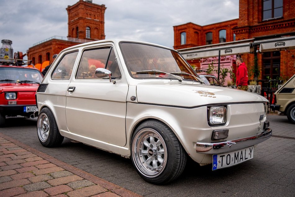 Łódź. Parada maluchów w Manufakturze! Kultowe fiaty 126p ciągle w modzie