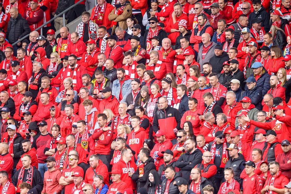 Łódź. Kibice na meczu Widzewa Łódź z Rakowem Częstochowa