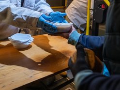 Karmi i ogrzewa. Autobus dla Bezdomnych i Potrzebujących w Łodzi pracuje z pełną mocą!