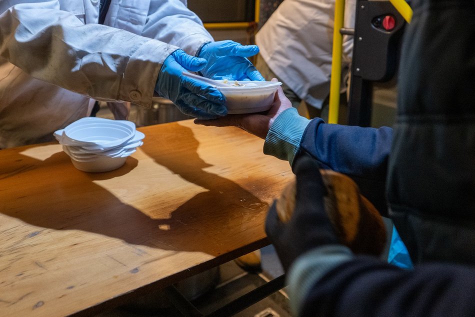 Karmi i ogrzewa. Autobus dla Bezdomnych i Potrzebujących w Łodzi pracuje z pełną mocą!