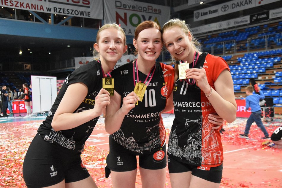 Siatkarki ŁKS świętują zwycięstwo z okazji zdobycia tytułu Mistrzyń Polski