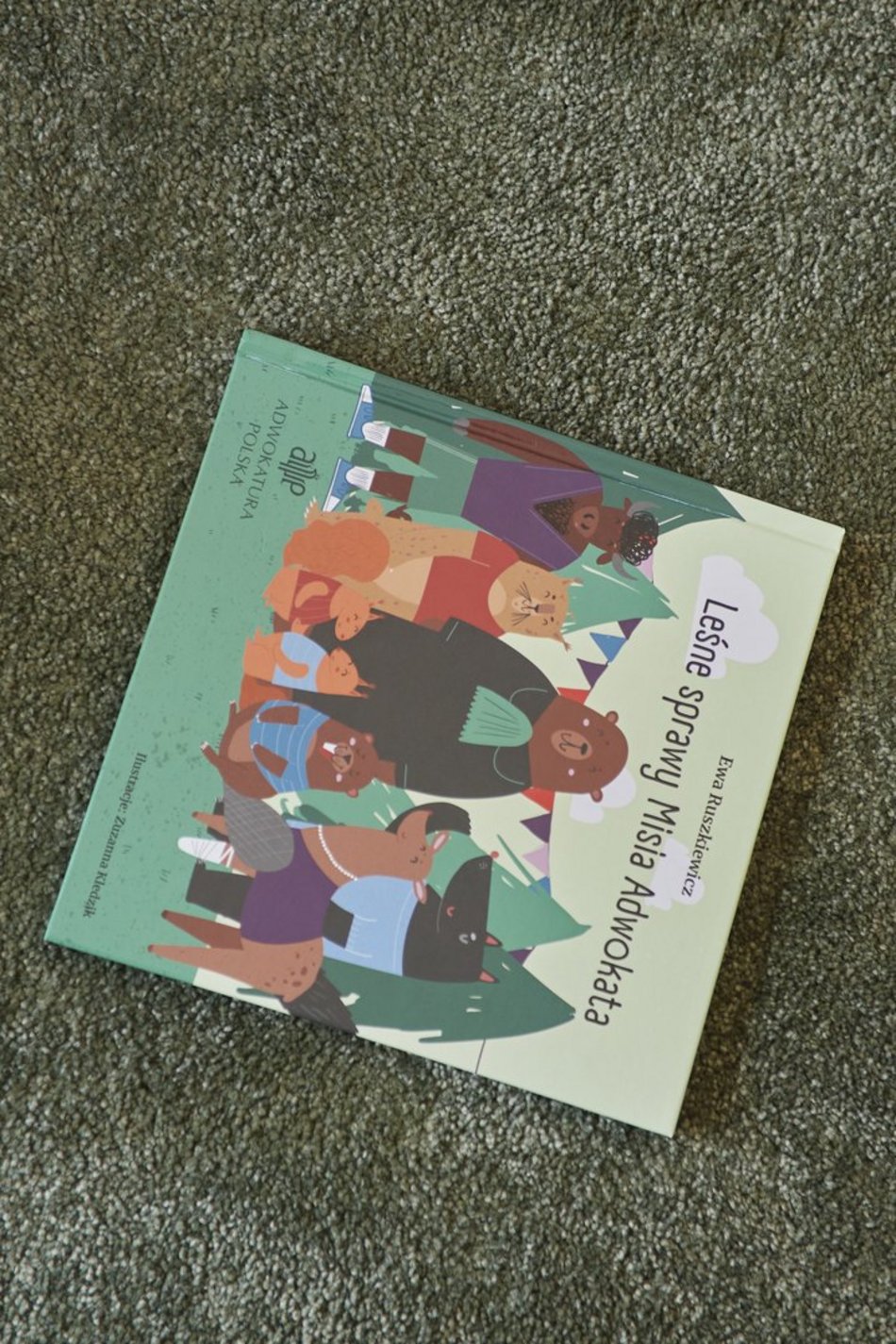 Akcja "Bajeczni Adwokaci" w Przedszkolu Miejskim nr 141 w Łodzi. Adwokaci czytali przedszkolakom książkę o swojej pracy