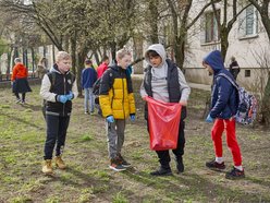 Uczniowie Szkoły Podstawowej nr 70 sprzątają Łódź