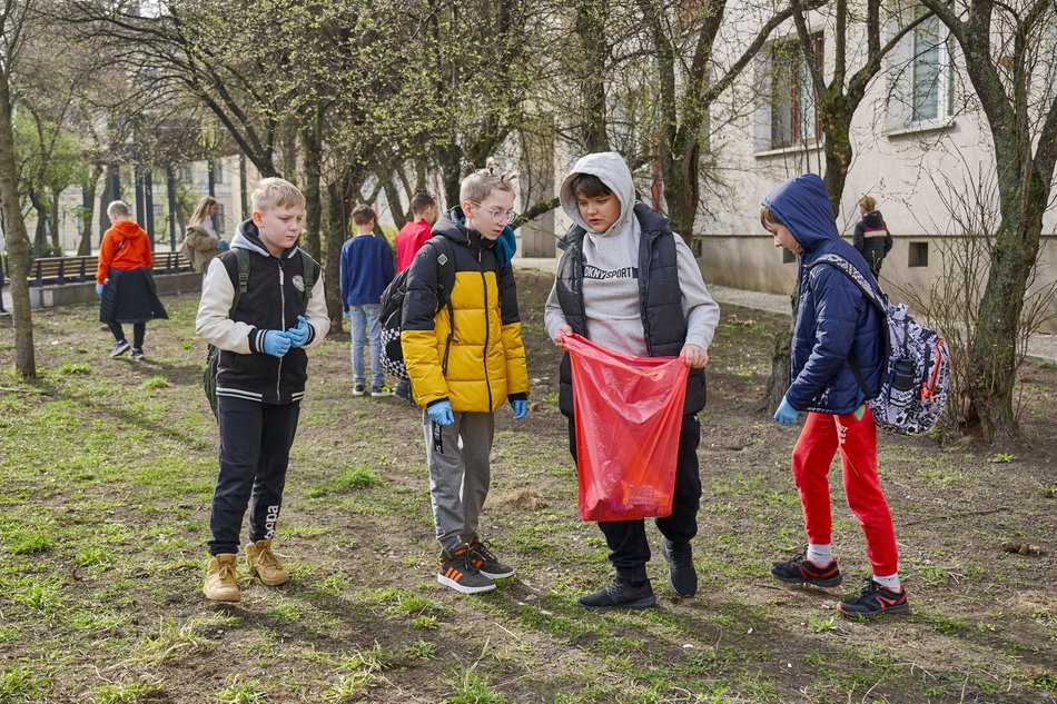 Uczniowie Szkoły Podstawowej nr 70 sprzątają Łódź