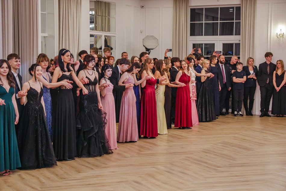 Łódź. Studniówka II LO w Łodzi. Wspaniali maturzyści świętowali w Pałacu Skotniki