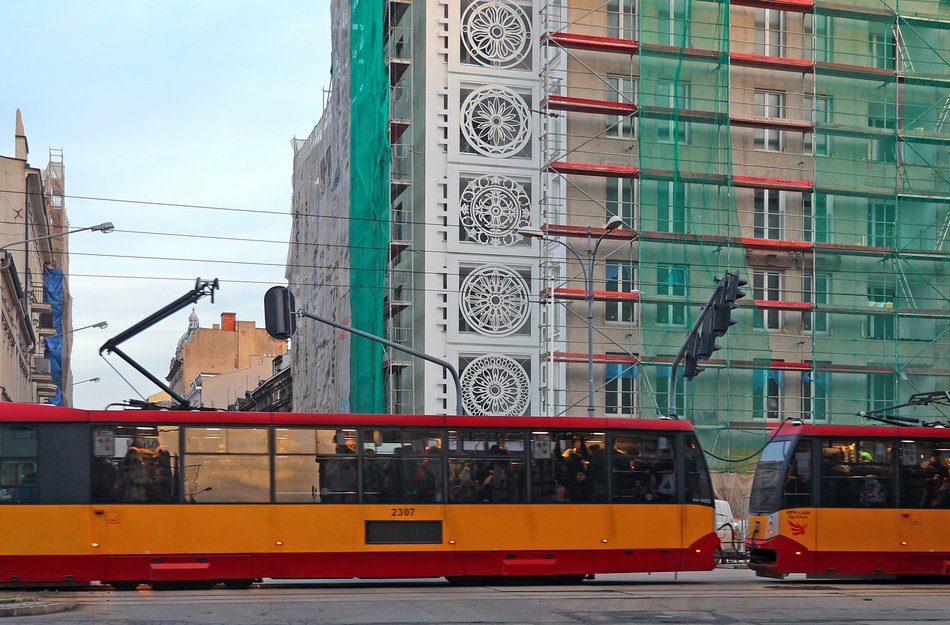 Łódź. Biała kamienica na rogu Zachodniej i Więckowskiego
