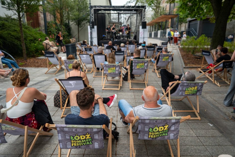 Granie w bramie w Łodzi. Kameralny koncert zespołu Superhive za nami!