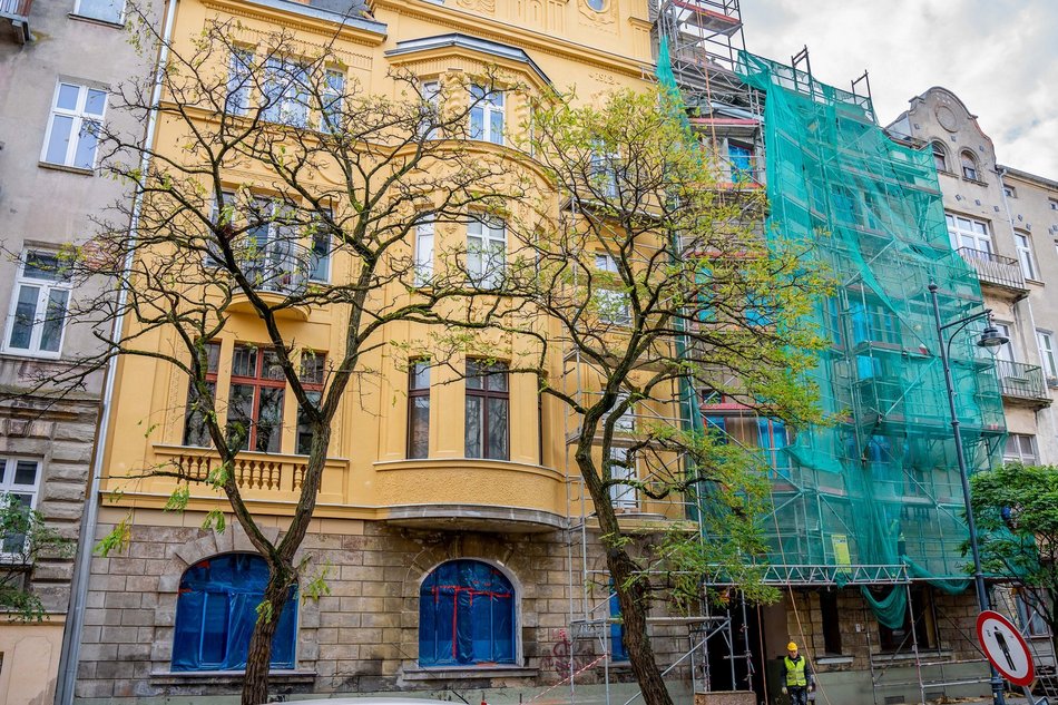 Łódź. Kolejna kamienica przy Mielczarskiego w Łodzi odzyskuje blask! Widać pierwsze efekty remontu