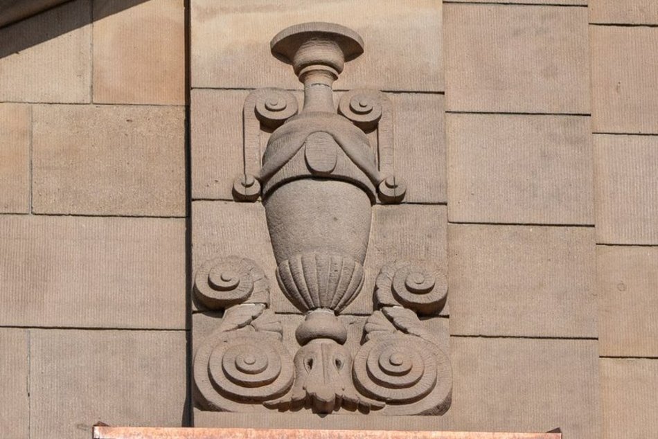 Łódź. Kamienica Siemensa w Łodzi odsłoniła elewację. Zegar, ażurowe balustrady, balkony i więcej