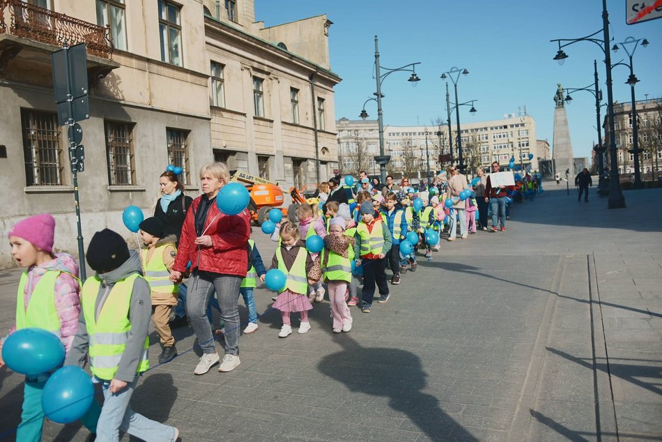 Łódź. Światowy Dzień Autyzmu. Przedszkolaki przemaszerowały Piotrkowską!