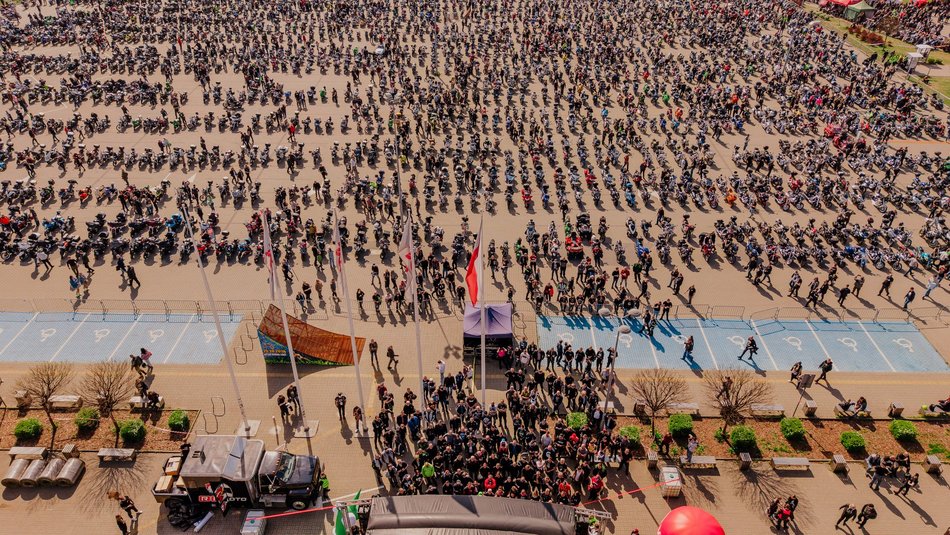 Łódź. Motocykliści opanowali Łódź! Otwarcie sezonu pod Atlas Areną i parada przez miasto