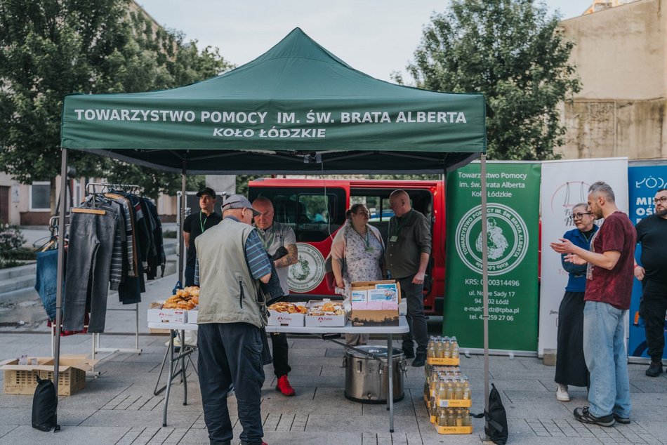 Łódź. Namiot Pełen Wsparcia w Pasażu Schillera już działa! Specjaliści pomagają potrzebującym