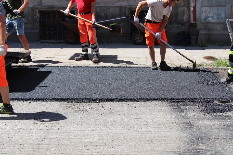 Łódź. Szybkie remonty dróg w Łodzi. Na których pięciu ulicach pojawił się nowy asfalt?